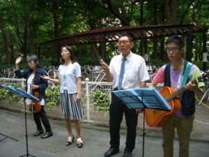 6月7日新宿中央公園でライブ　“うー”の口で