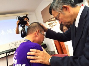 9月28日按手祈祷　王牧師に